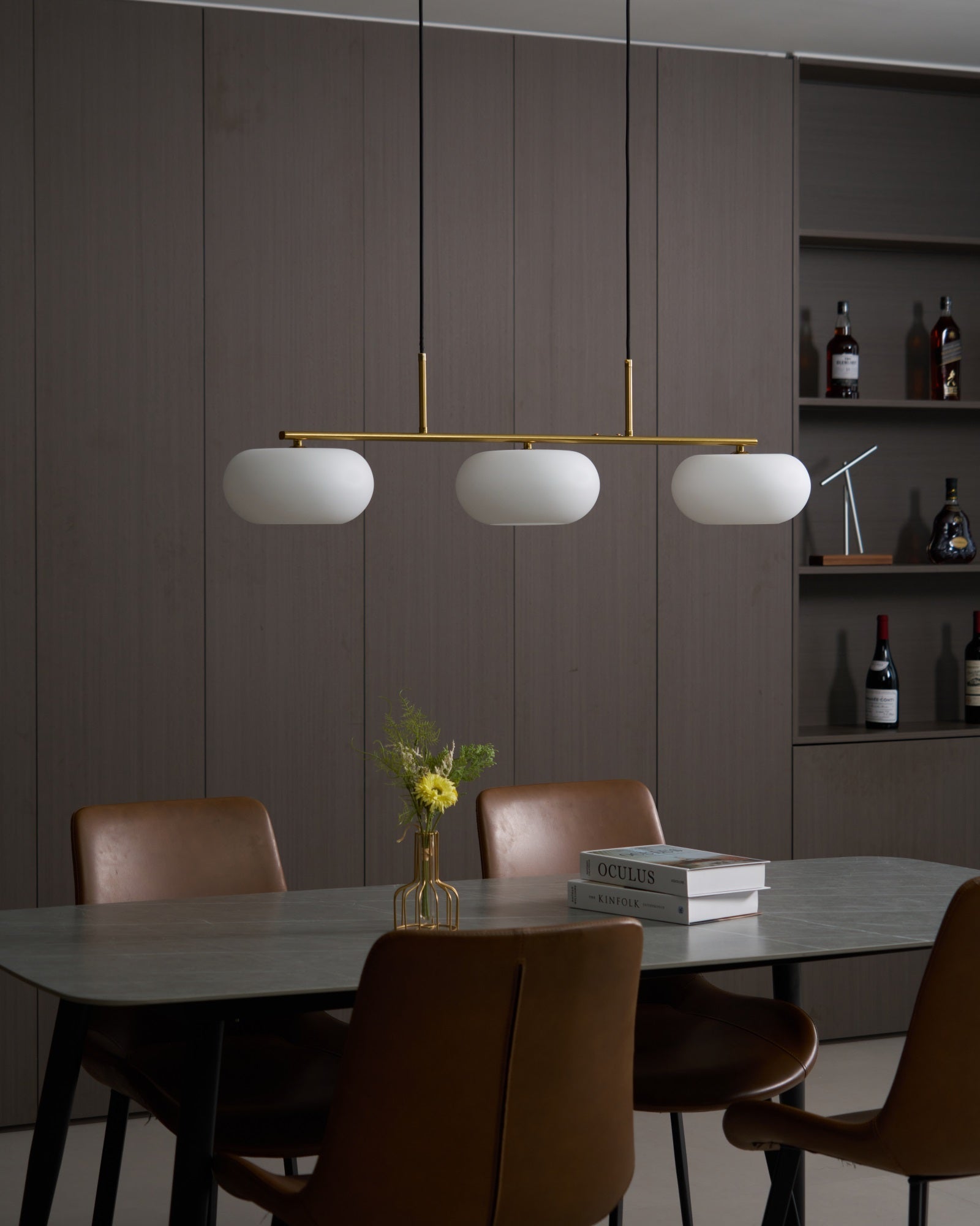 Linear 3-globe pendel, hvide glasskærme, nikkel eller guld