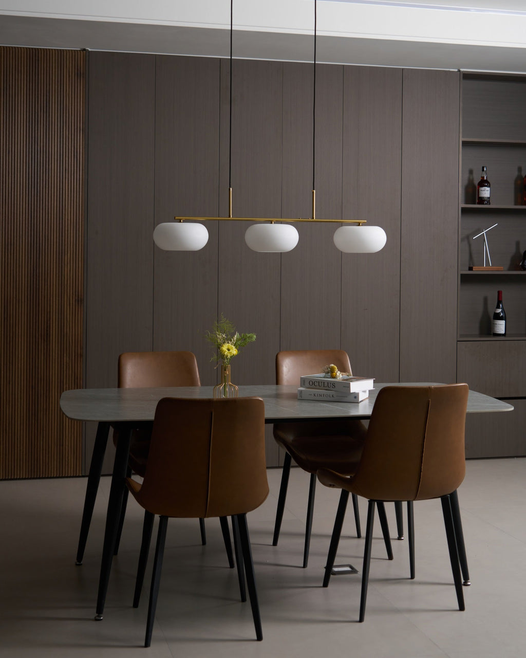 Linear 3-globe pendel, hvide glasskærme, nikkel eller guld
