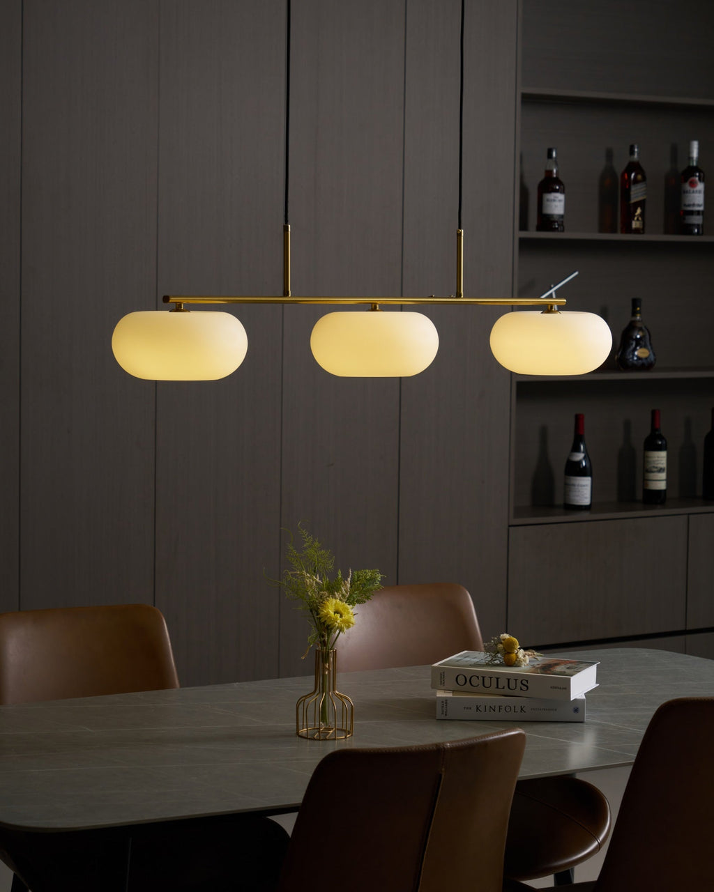 Linear 3-globe pendel, hvide glasskærme, nikkel eller guld