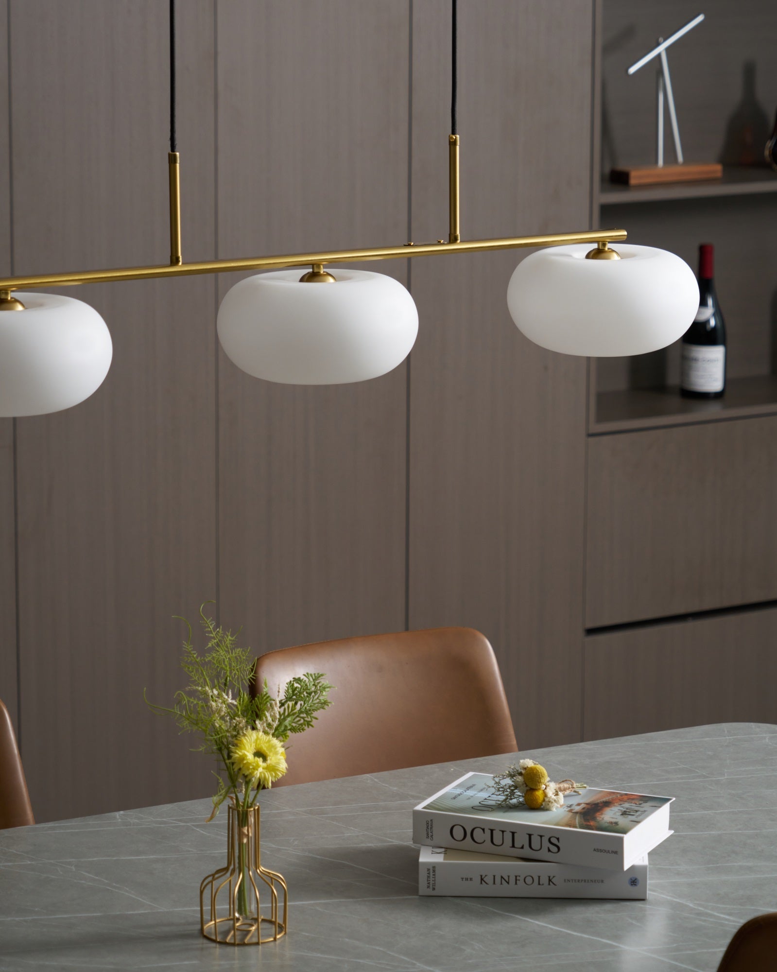 Linear 3-globe pendel, hvide glasskærme, nikkel eller guld