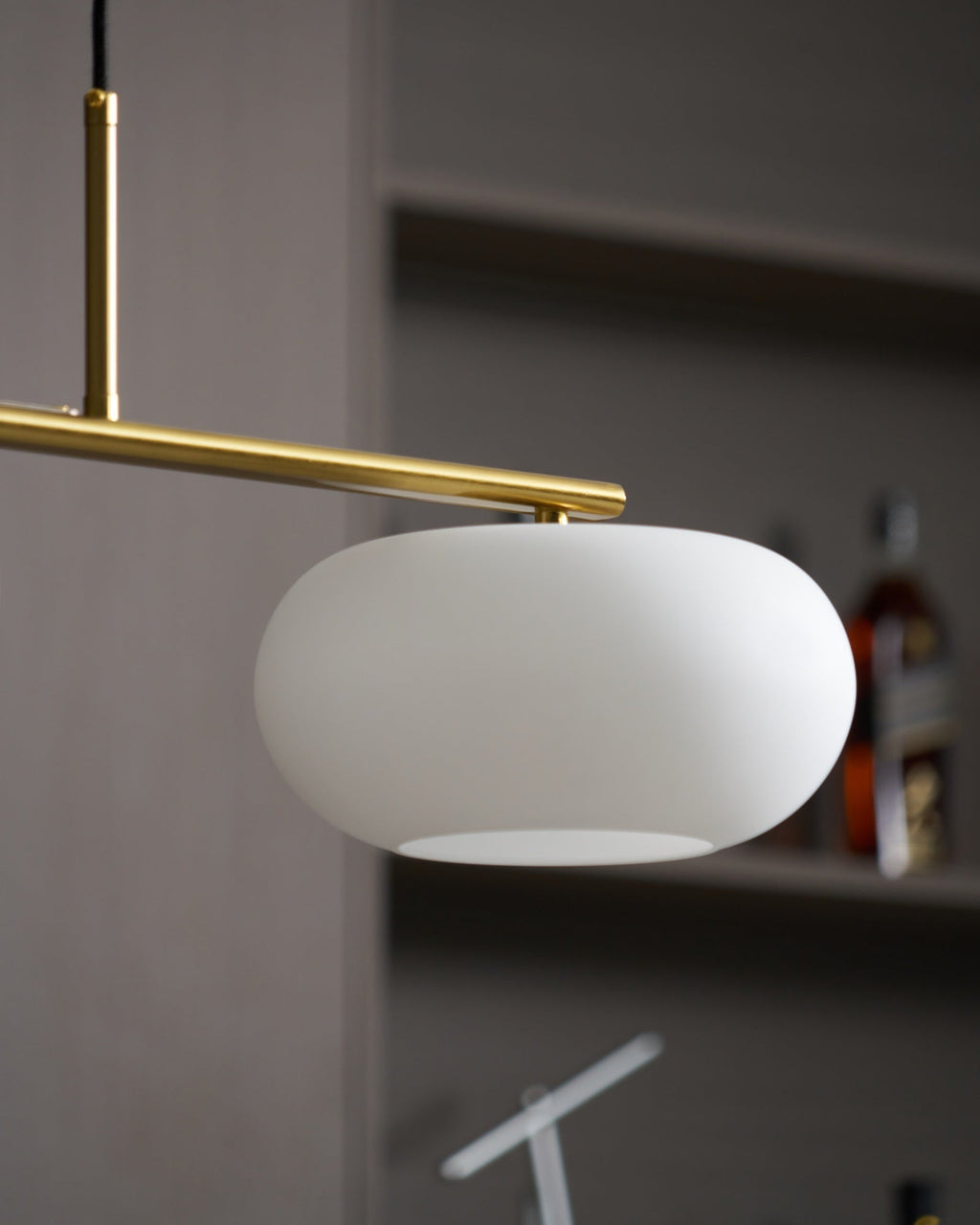 Linear 3-globe pendel, hvide glasskærme, nikkel eller guld