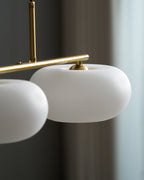 Linear 3-globe pendel, hvide glasskærme, nikkel eller guld
