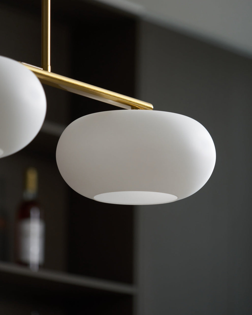 Linear 3-globe pendel, hvide glasskærme, nikkel eller guld