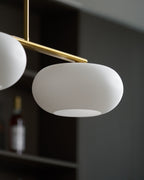 Linear 3-globe pendel, hvide glasskærme, nikkel eller guld