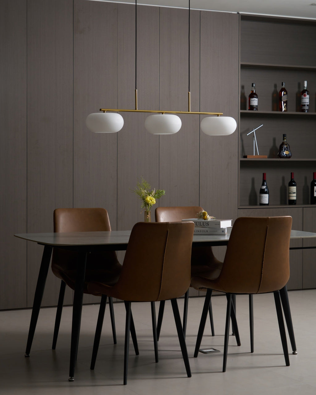 Linear 3-globe pendel, hvide glasskærme, nikkel eller guld