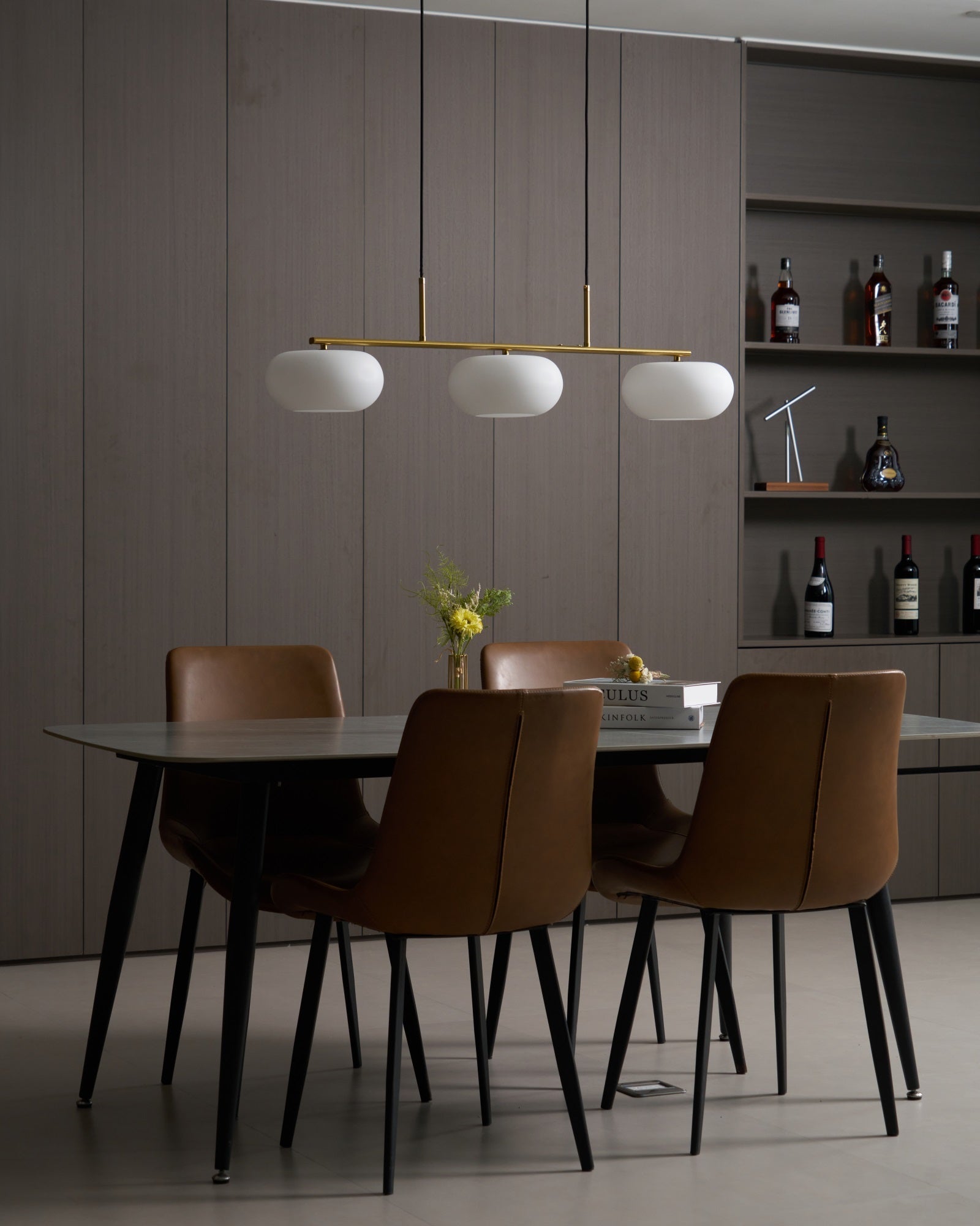 Linear 3-globe pendel, hvide glasskærme, nikkel eller guld