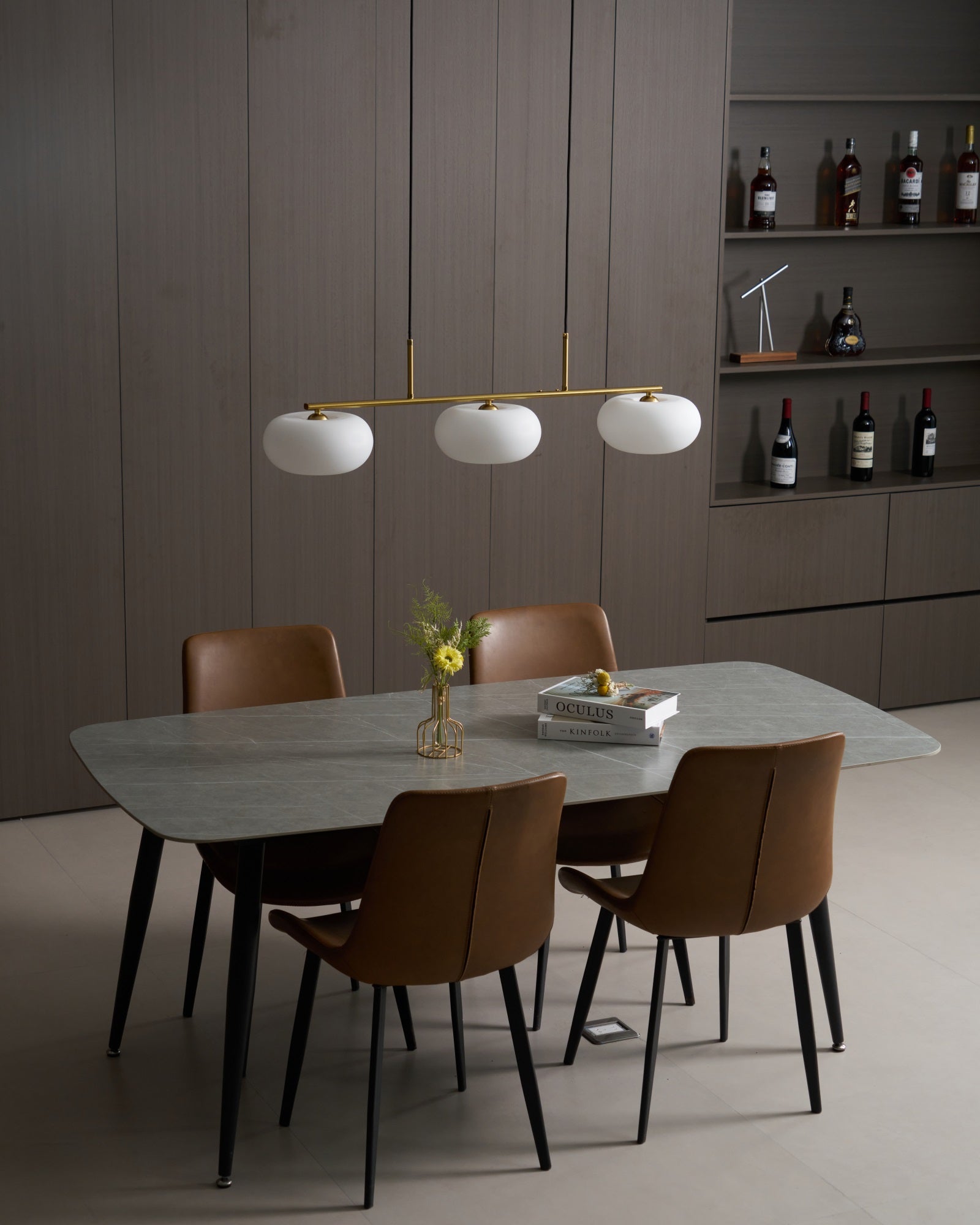 Linear 3-globe pendel, hvide glasskærme, nikkel eller guld