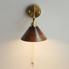 Vintage vegglampe i tre, kuppelskjerm med messingfinish, kjedeopphengt design