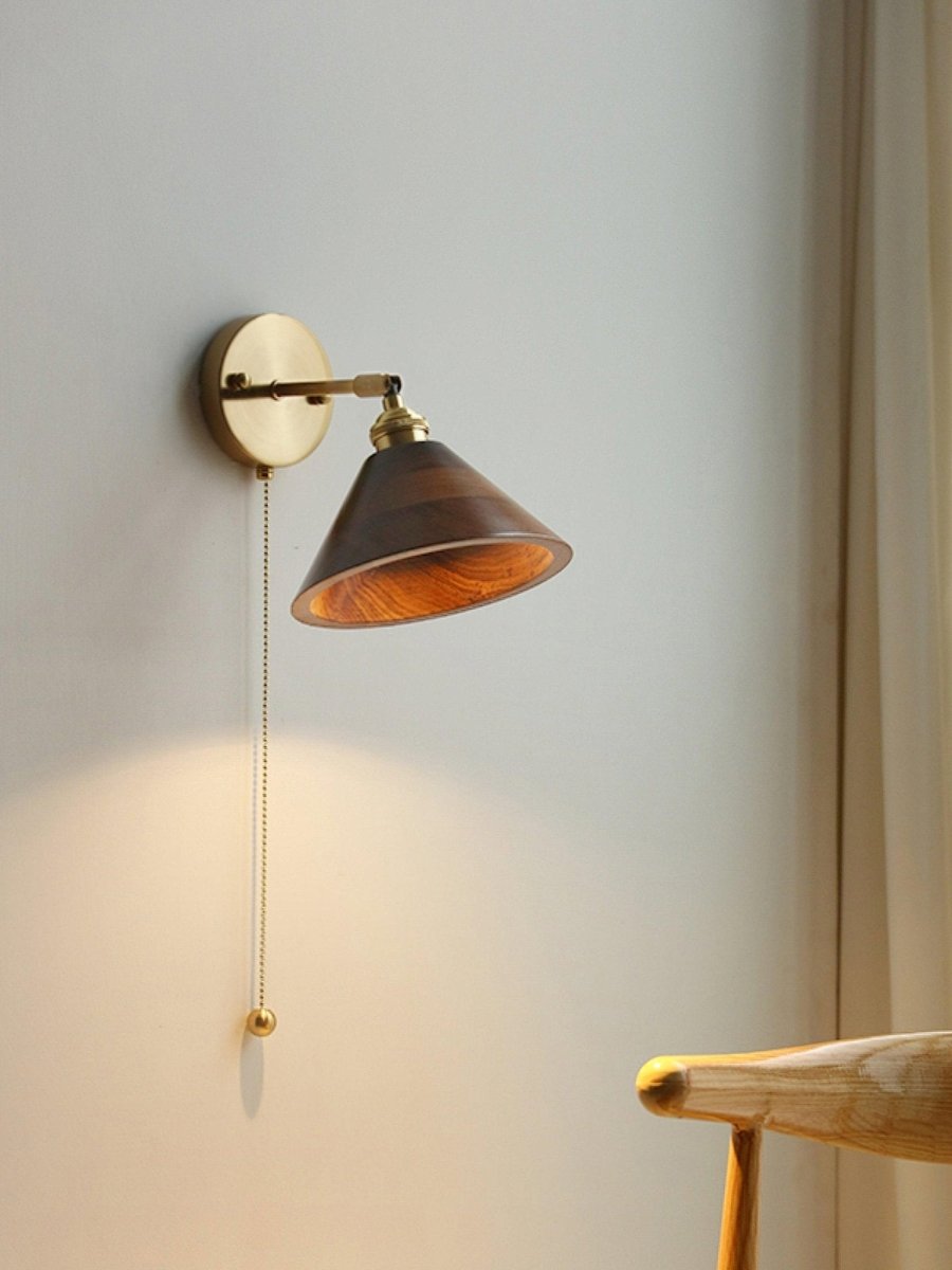 Vintage vegglampe i tre, kuppelskjerm med messingfinish, kjedeopphengt design