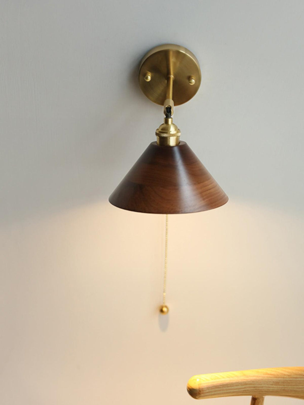 Vintage vegglampe i tre, kuppelskjerm med messingfinish, kjedeopphengt design