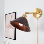 Vintage vegglampe i tre, kuppelskjerm med messingfinish, kjedeopphengt design