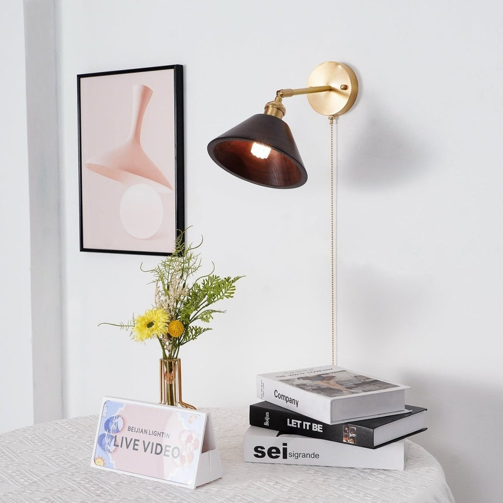 Vintage vegglampe i tre, kuppelskjerm med messingfinish, kjedeopphengt design