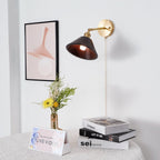 Vintage vegglampe i tre, kuppelskjerm med messingfinish, kjedeopphengt design
