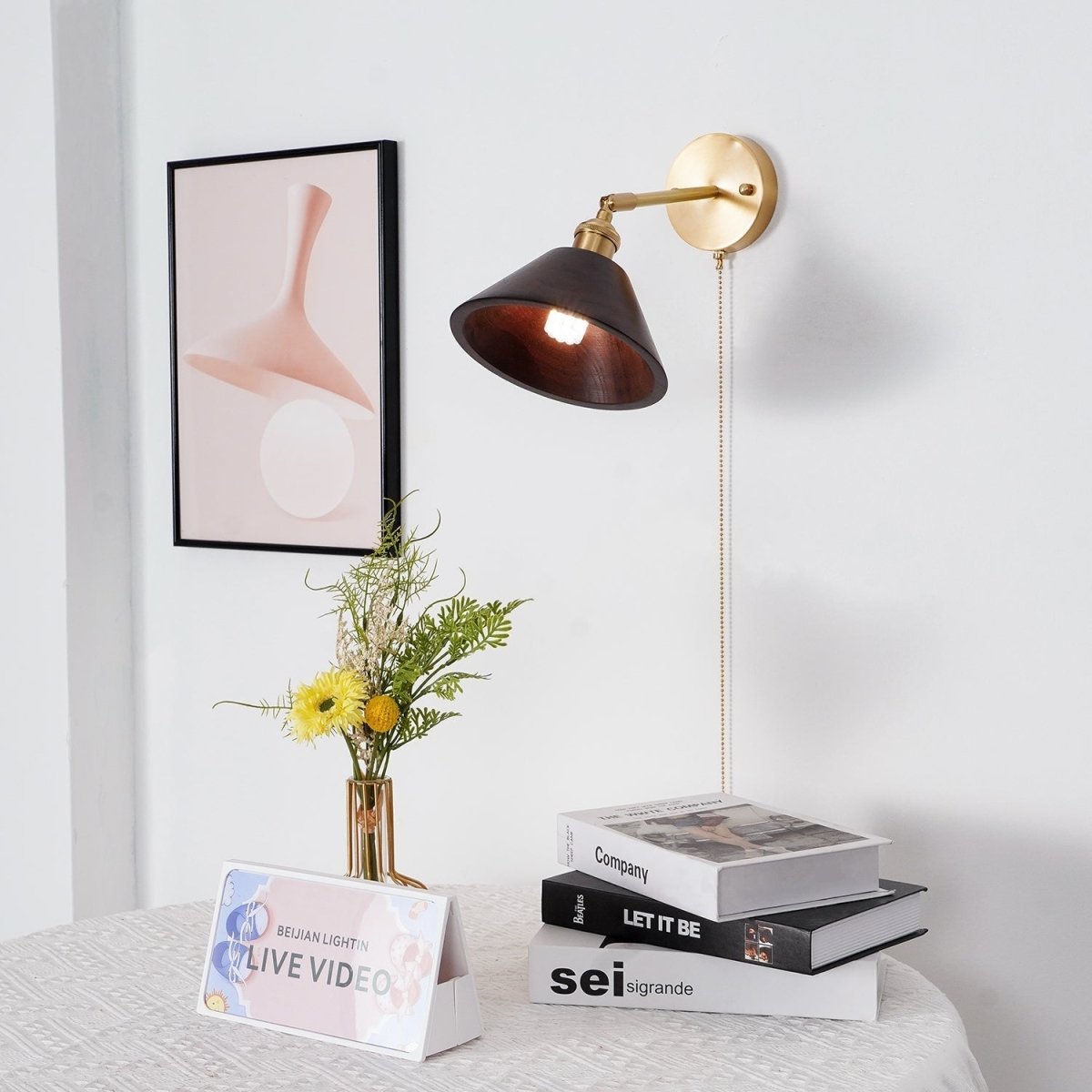 Vintage vegglampe i tre, kuppelskjerm med messingfinish, kjedeopphengt design