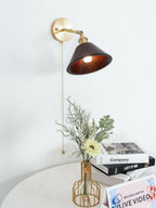 Vintage vegglampe i tre, kuppelskjerm med messingfinish, kjedeopphengt design