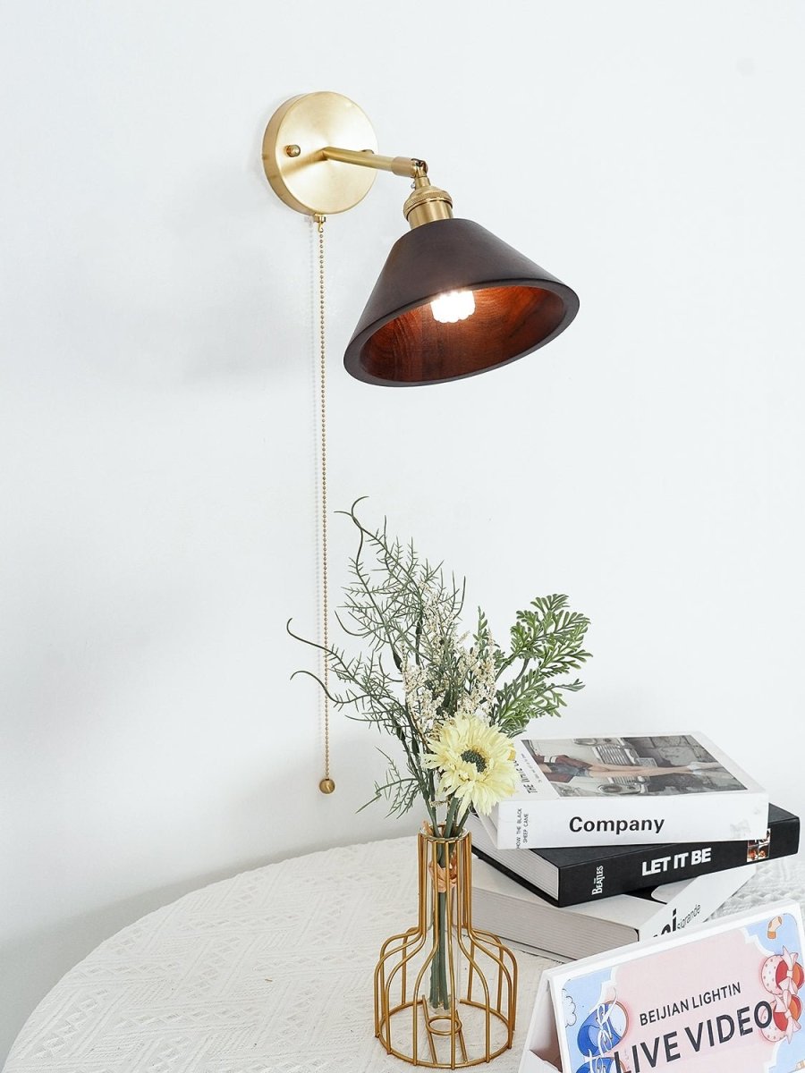 Vintage vegglampe i tre, kuppelskjerm med messingfinish, kjedeopphengt design