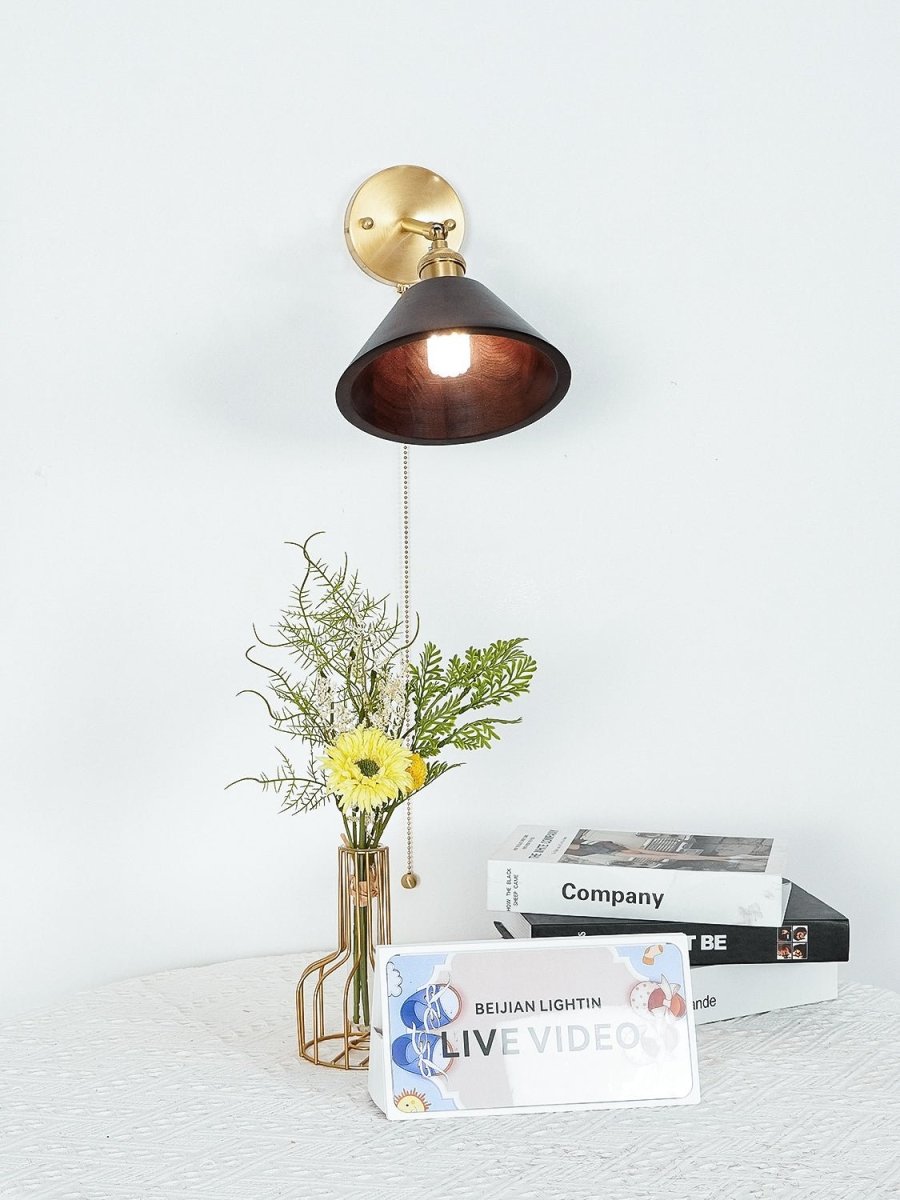 Vintage vegglampe i tre, kuppelskjerm med messingfinish, kjedeopphengt design