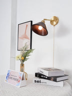 Vintage vegglampe i tre, kuppelskjerm med messingfinish, kjedeopphengt design