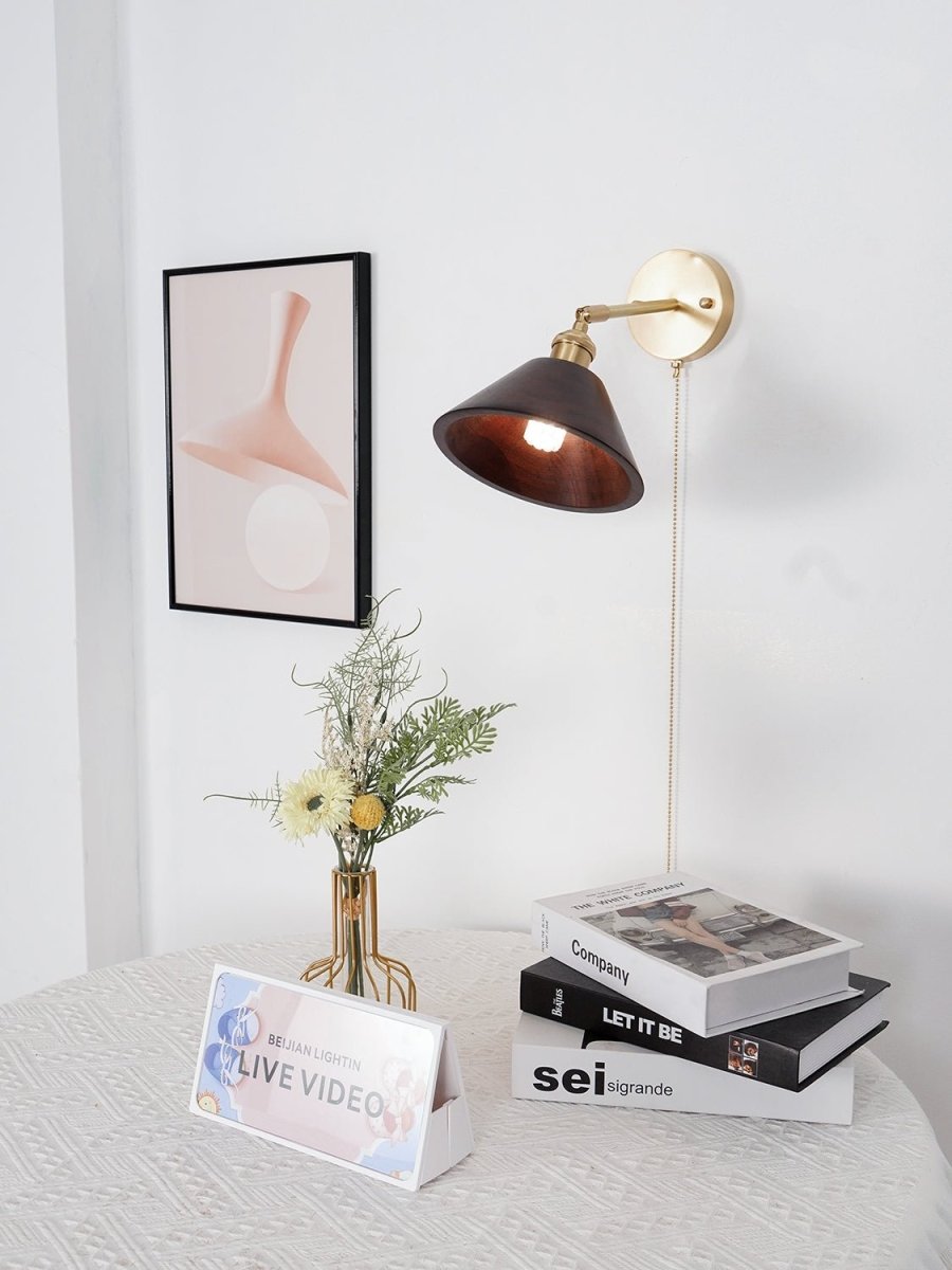 Vintage vegglampe i tre, kuppelskjerm med messingfinish, kjedeopphengt design