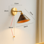 Vintage vegglampe i tre, kuppelskjerm med messingfinish, kjedeopphengt design