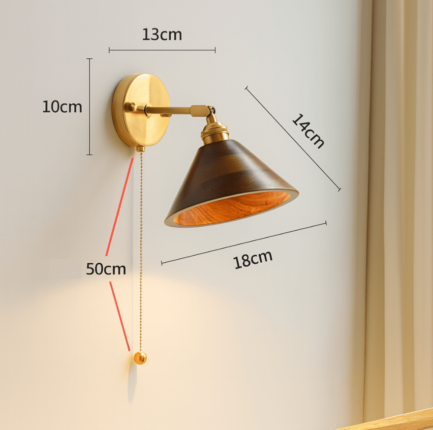 Vintage vegglampe i tre, kuppelskjerm med messingfinish, kjedeopphengt design
