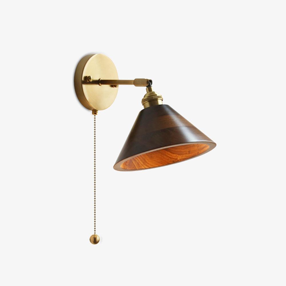 Vintage vegglampe i tre, kuppelskjerm med messingfinish, kjedeopphengt design