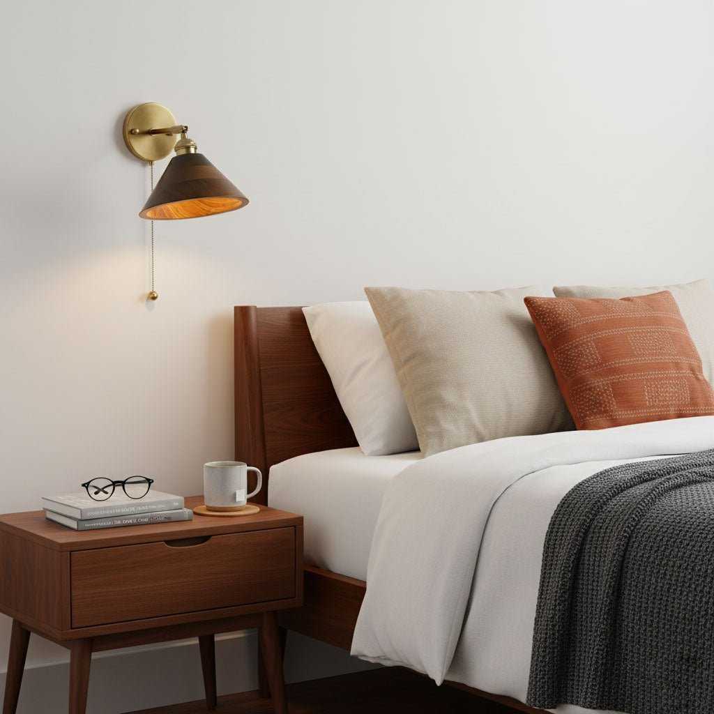 Vintage vegglampe i tre, kuppelskjerm med messingfinish, kjedeopphengt design