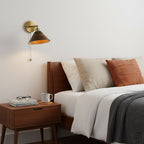 Vintage vegglampe i tre, kuppelskjerm med messingfinish, kjedeopphengt design