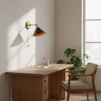 Vintage vegglampe i tre, kuppelskjerm med messingfinish, kjedeopphengt design