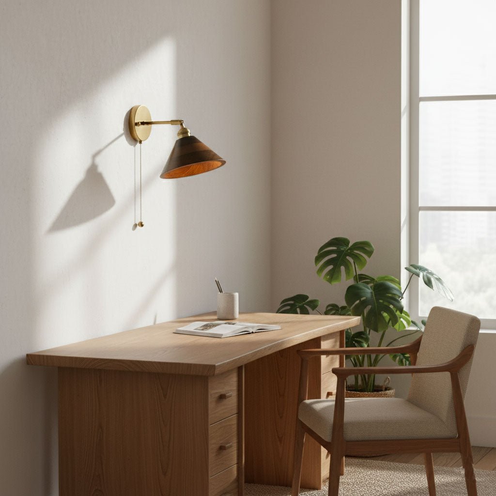 Vintage vegglampe i tre, kuppelskjerm med messingfinish, kjedeopphengt design