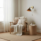 Vintage vegglampe i tre, kuppelskjerm med messingfinish, kjedeopphengt design