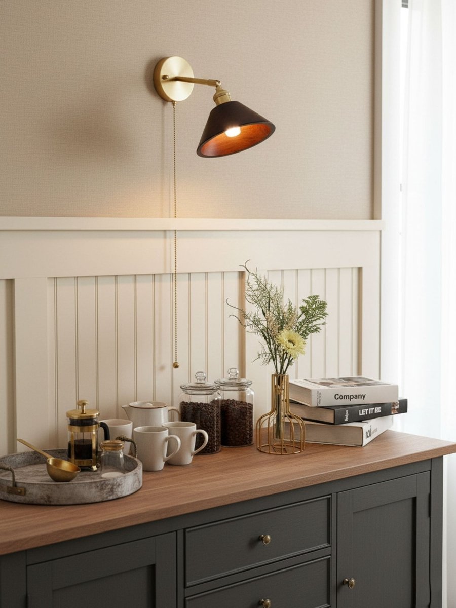 Vintage vegglampe i tre, kuppelskjerm med messingfinish, kjedeopphengt design