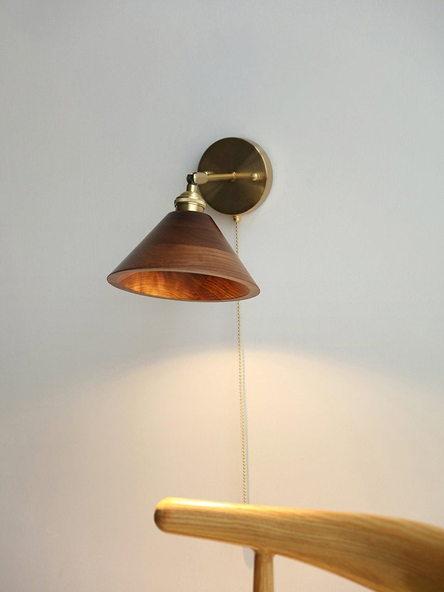 Vintage vegglampe i tre, kuppelskjerm med messingfinish, kjedeopphengt design