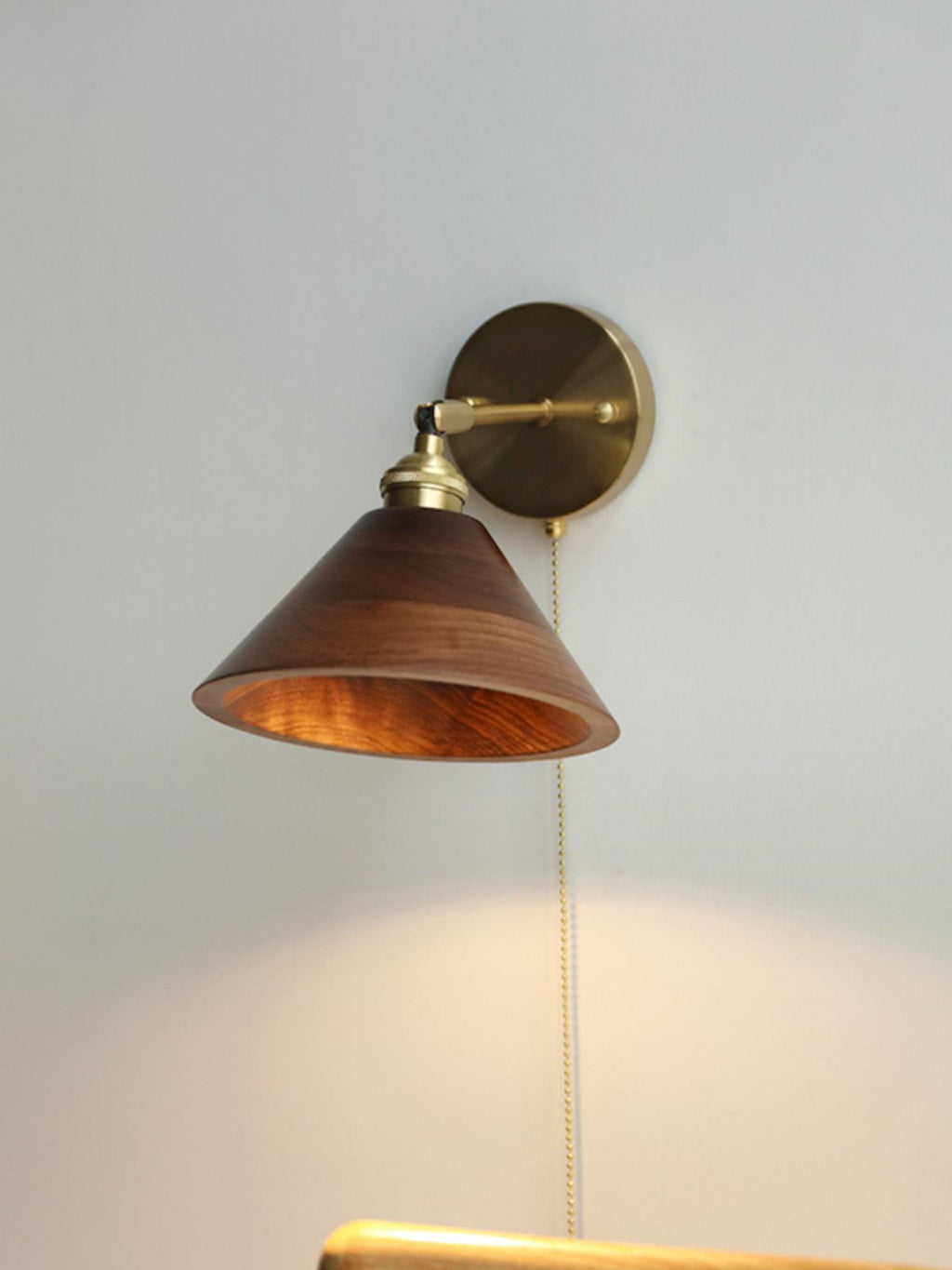 Vintage vegglampe i tre, kuppelskjerm med messingfinish, kjedeopphengt design