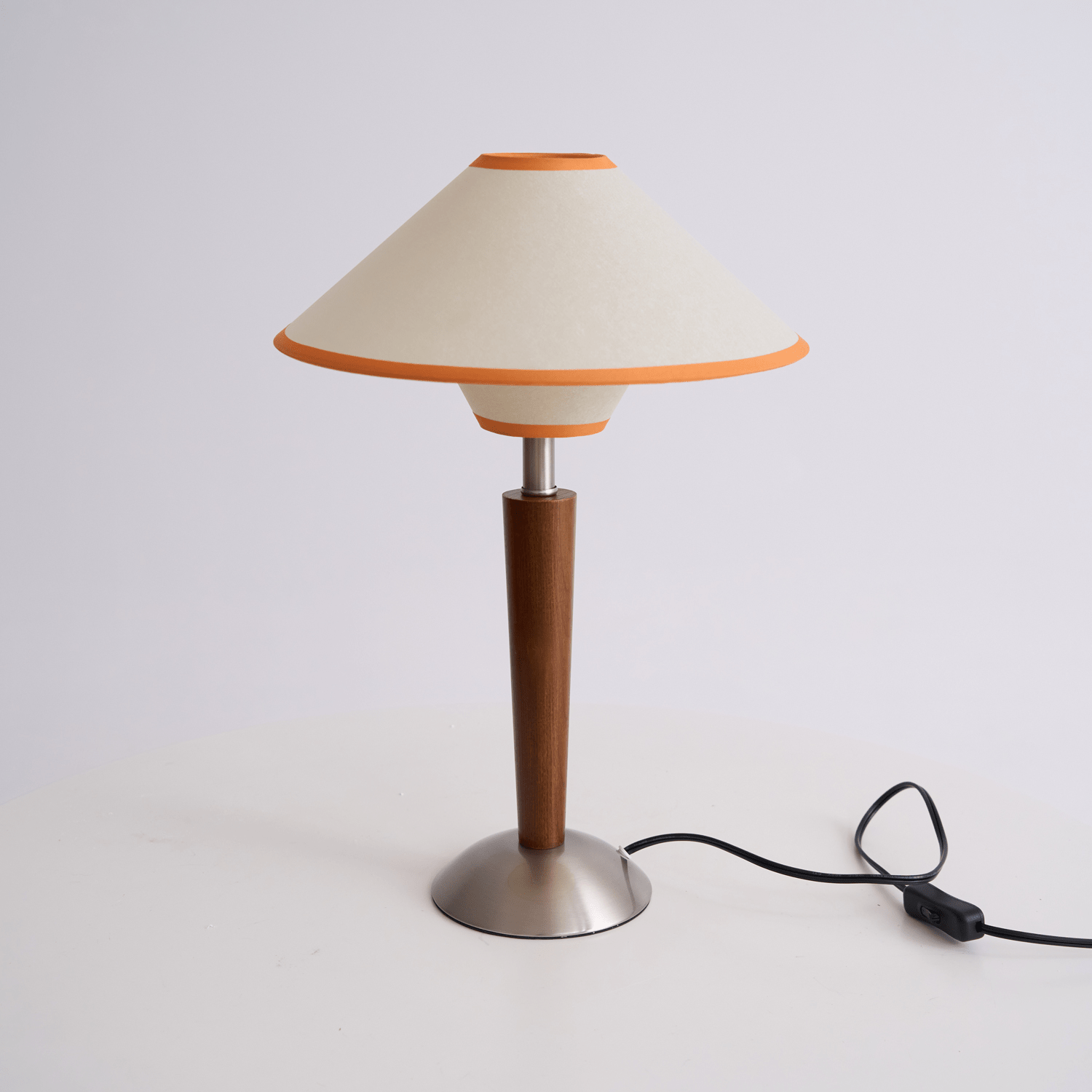 Talonwood bordlampe, stofskærm og valnødtræsbase, varmt lys