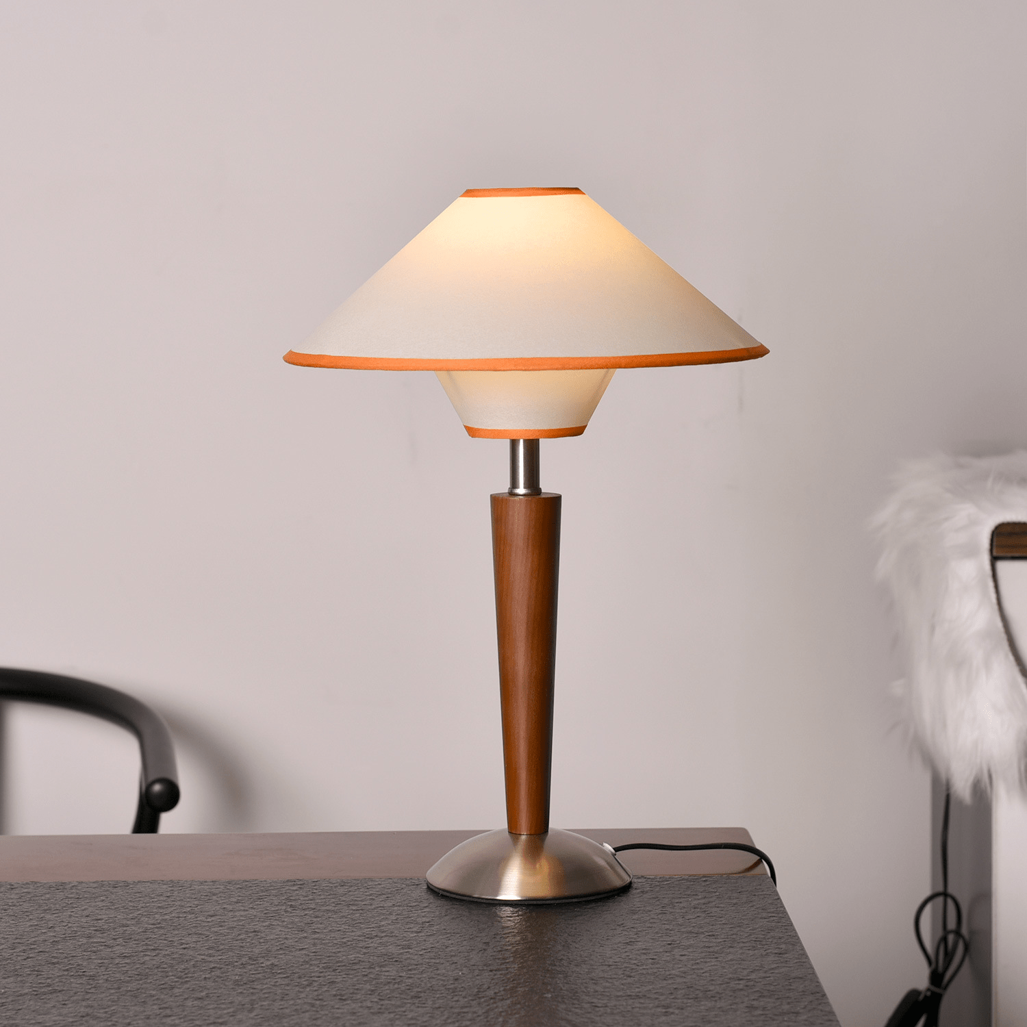 Talonwood bordlampe, stofskærm og valnødtræsbase, varmt lys