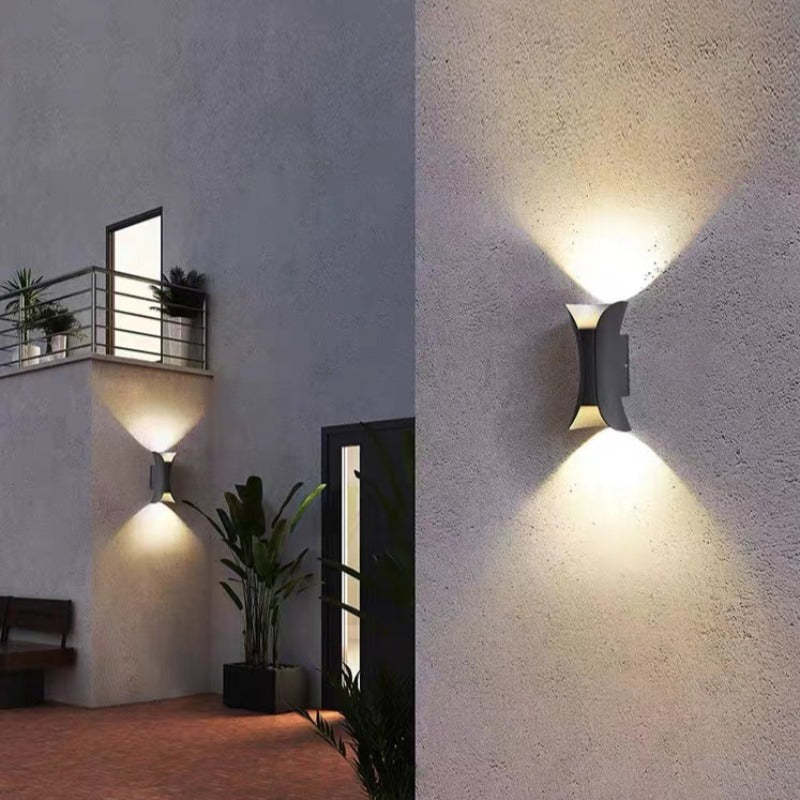 Applique murale LED courbée pour l’extérieur, luminaire en métal et acrylique Ray