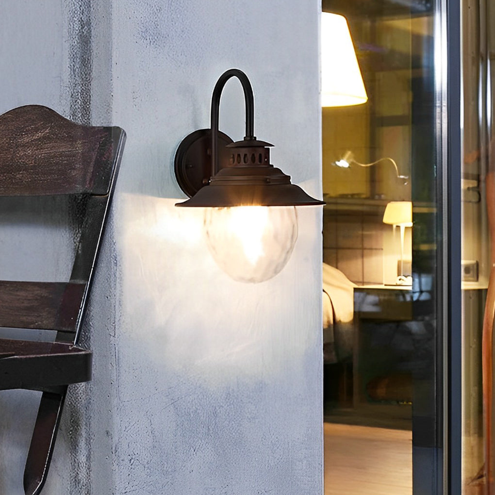 Udendørs væglampe med vintage rust-sort finish, Quenby glasdesign