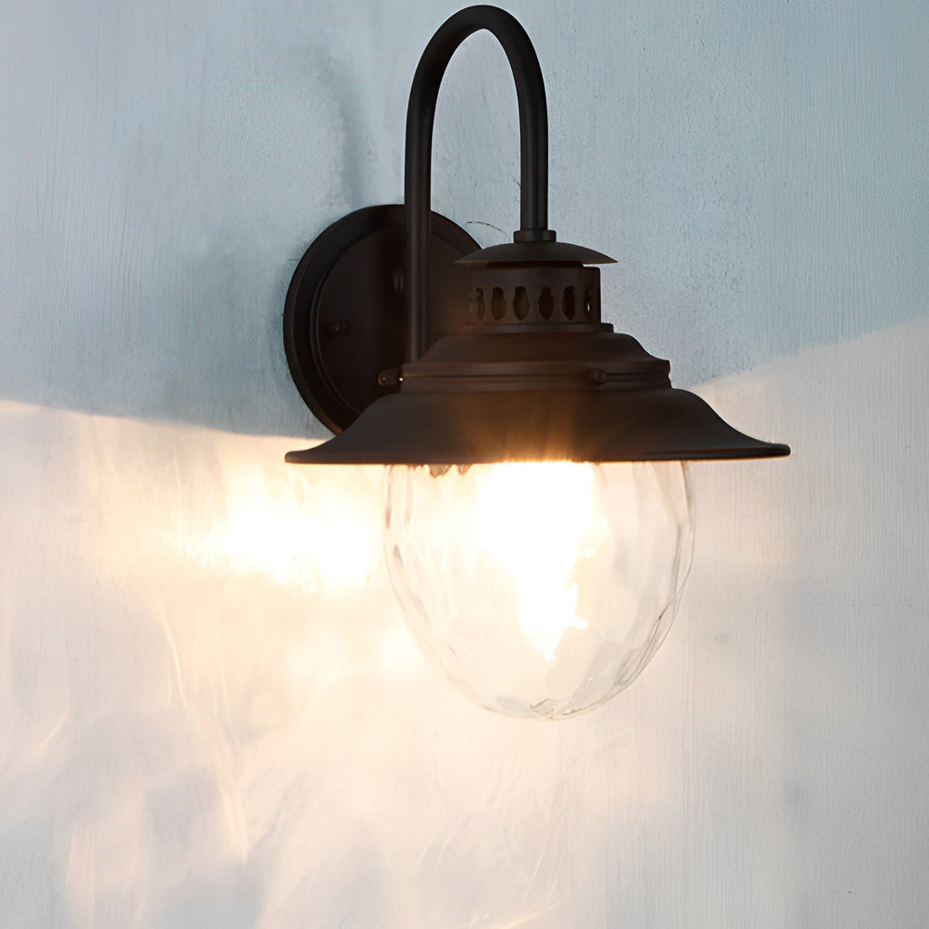 Udendørs væglampe med vintage rust-sort finish, Quenby glasdesign