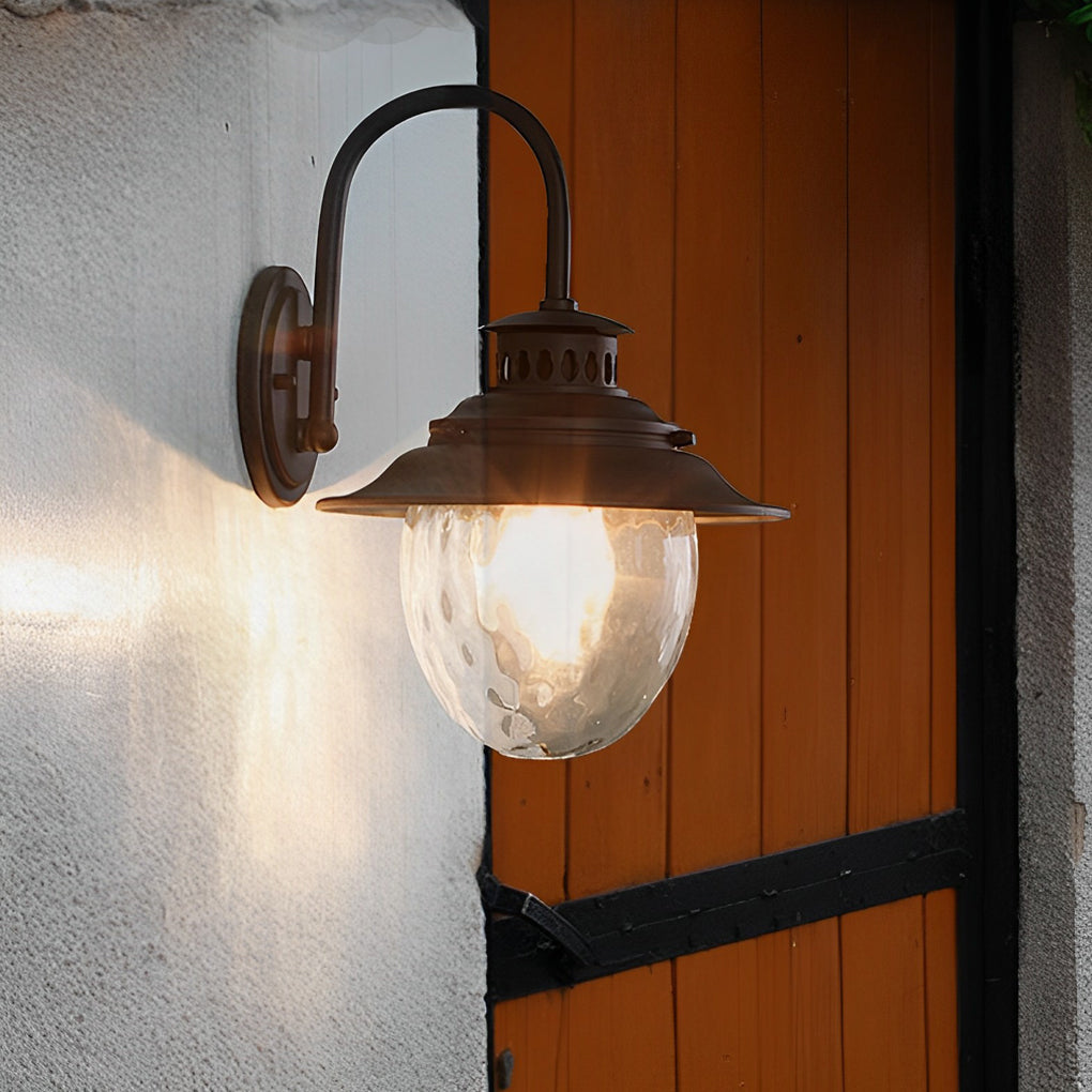 Udendørs væglampe med vintage rust-sort finish, Quenby glasdesign