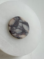 Clérachic macro detail of the Rauduvyi lamp's marble centre, its grey and plum veins cut across a pale ground