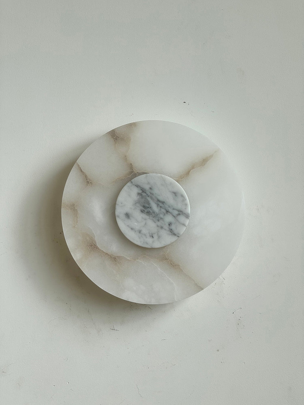 Clérachic unlit Rauduvyi wall lamp with a white marble centre and honey-toned veining across the alabaster