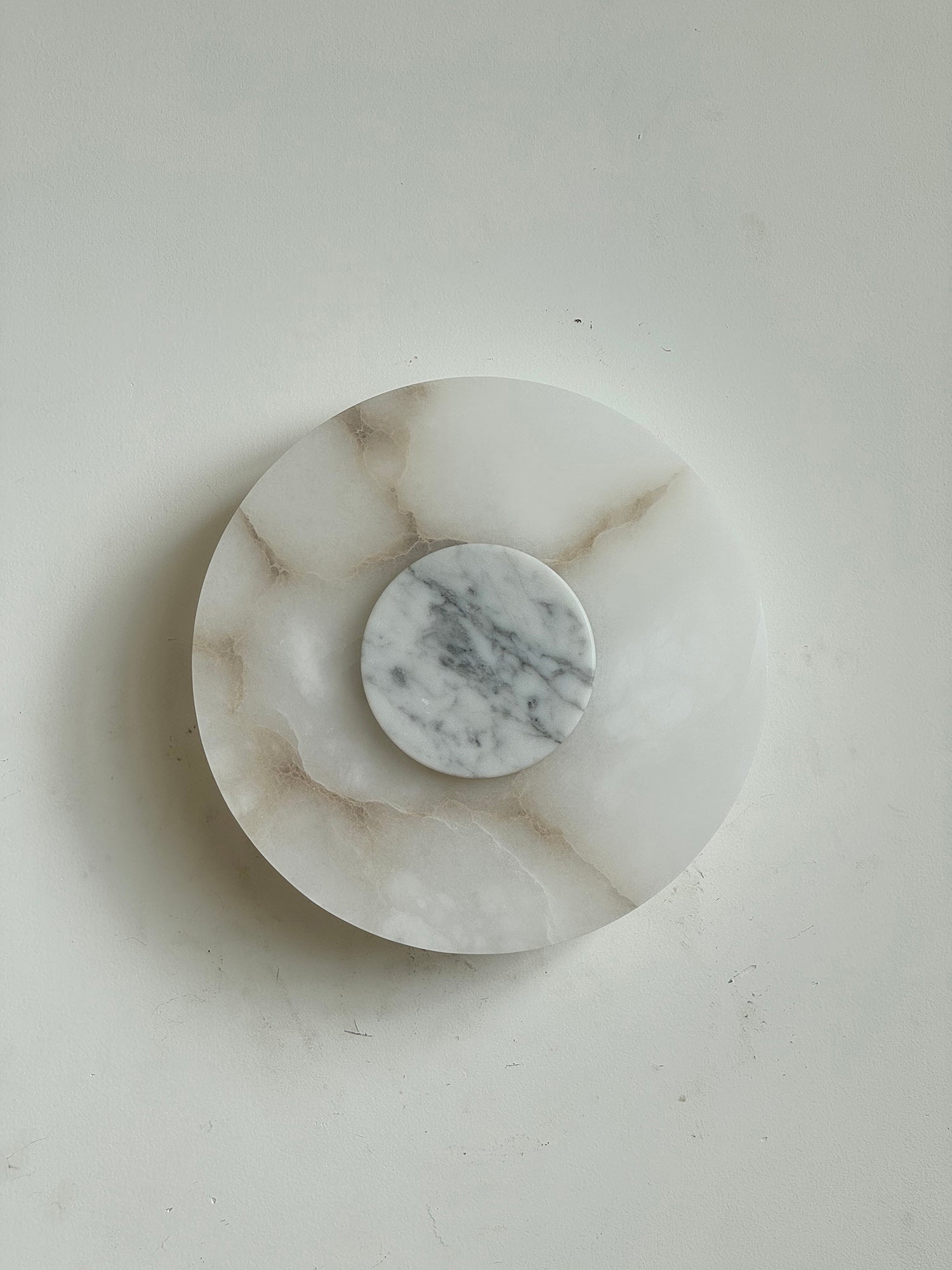 Clérachic unlit Rauduvyi wall lamp with a white marble centre and honey-toned veining across the alabaster