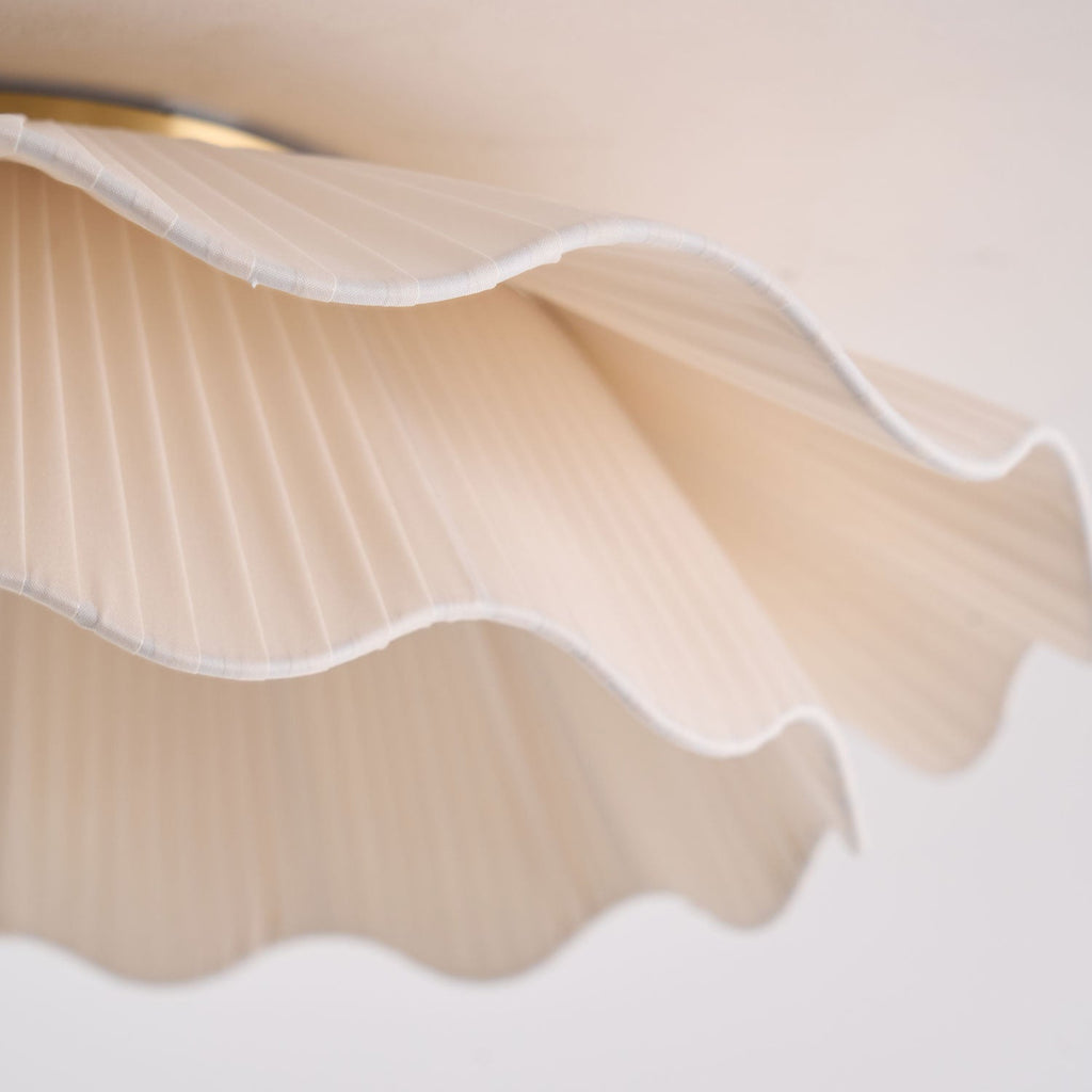 Loftlampe, plisseret bølget stofskærm, messing, integreret LED