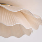 Loftlampe, plisseret bølget stofskærm, messing, integreret LED