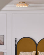 Loftlampe, plisseret bølget stofskærm, messing, integreret LED
