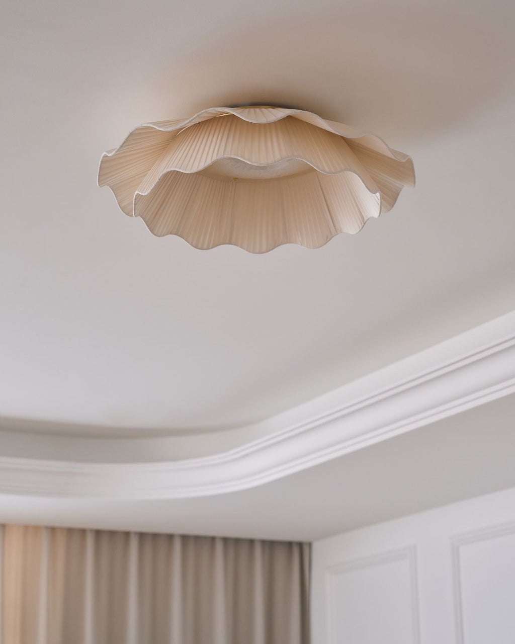 Loftlampe, plisseret bølget stofskærm, messing, integreret LED