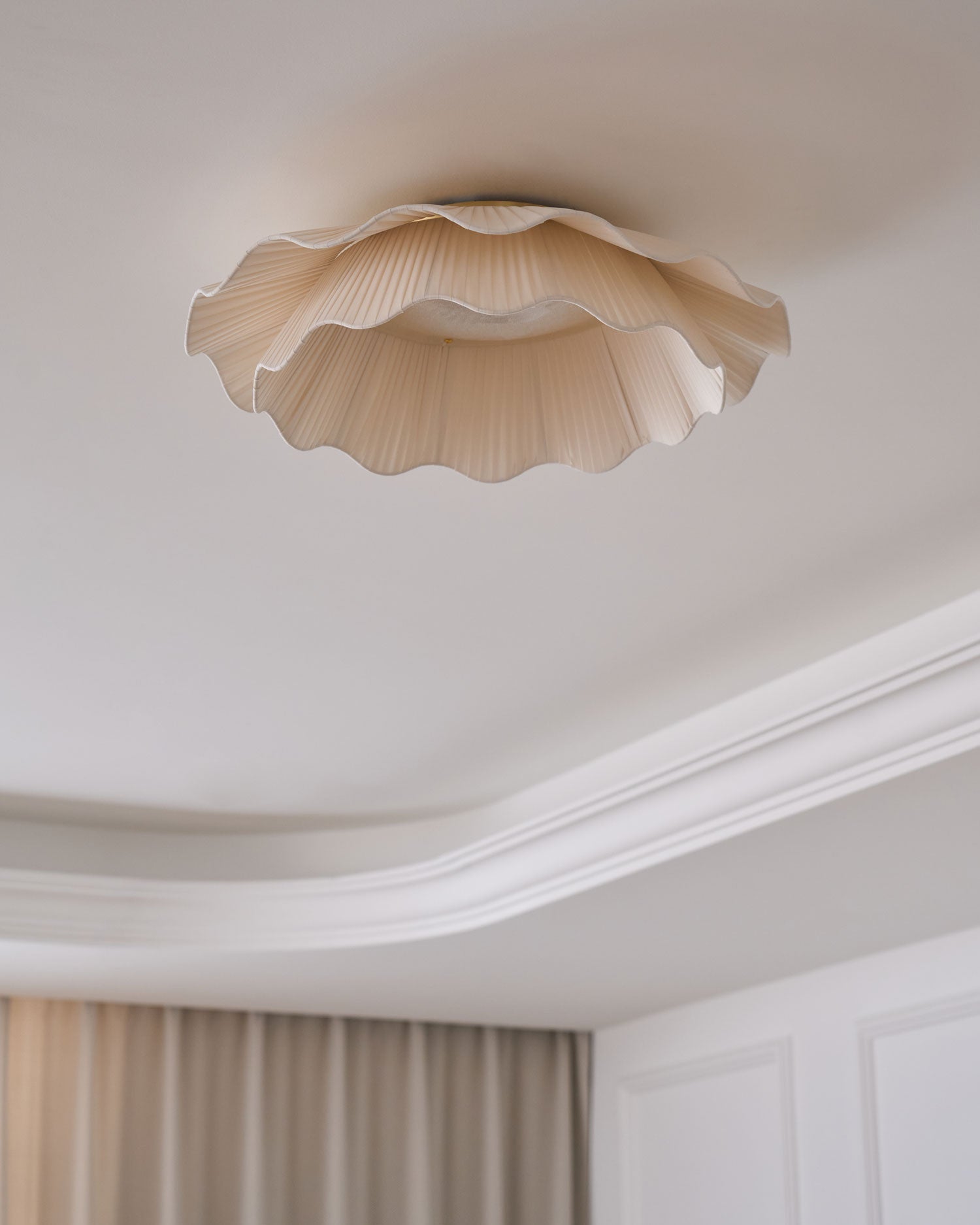 Loftlampe, plisseret bølget stofskærm, messing, integreret LED