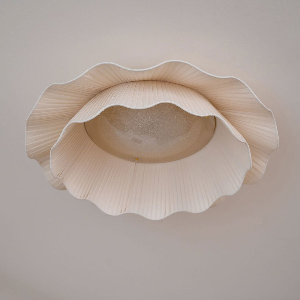 Loftlampe, plisseret bølget stofskærm, messing, integreret LED