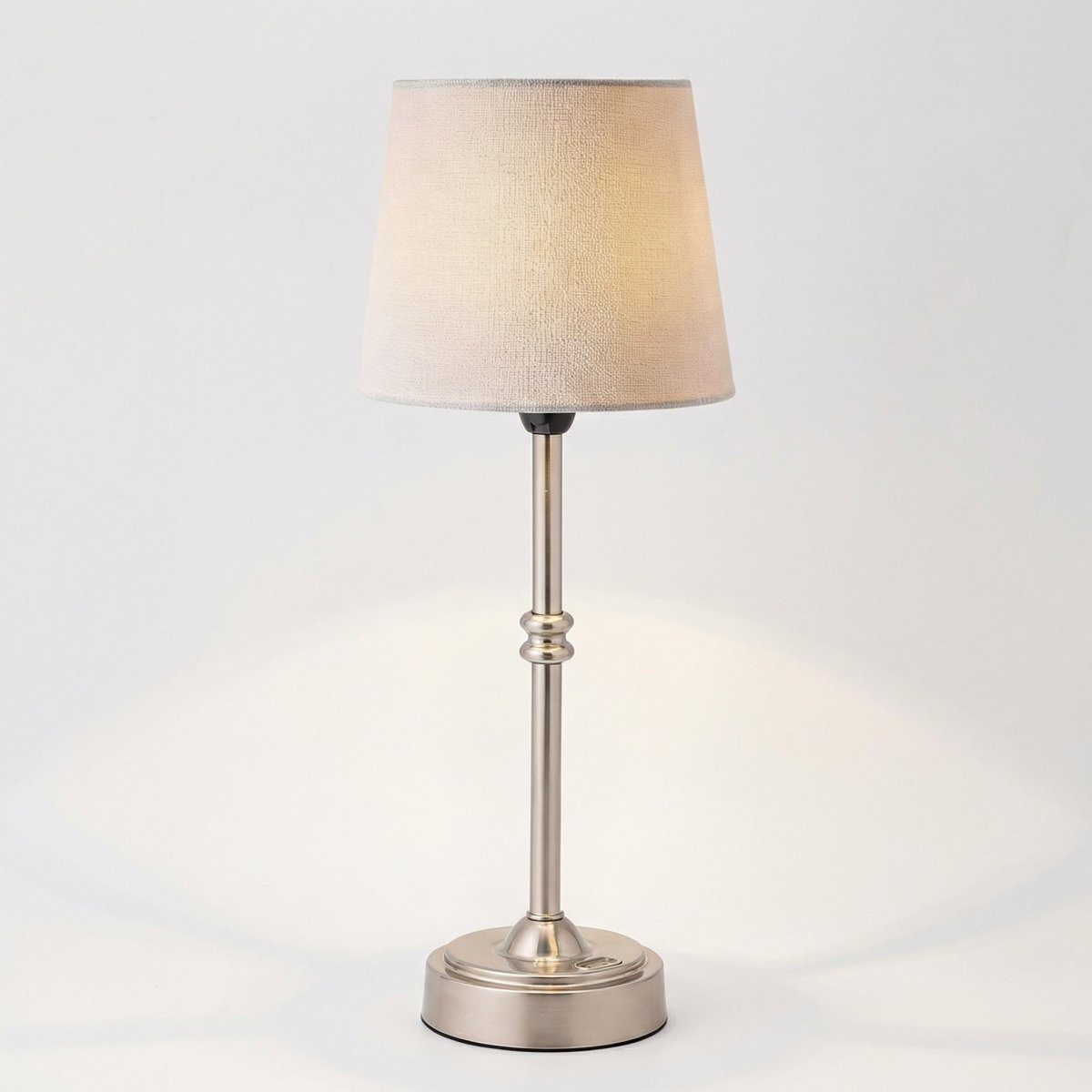 Candeeiro de Mesa em Latão, Abajur de Tecido Cónico, Design Elegante de 18 Polegadas